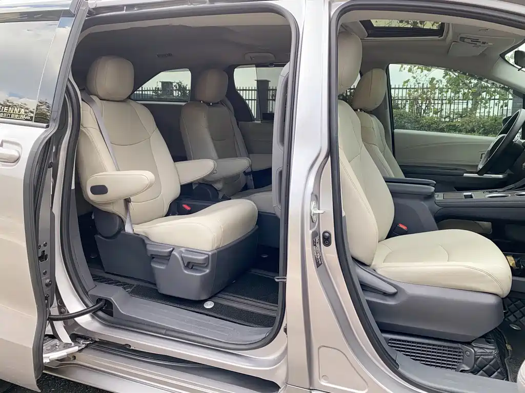 Toyota Sienna — фото 24