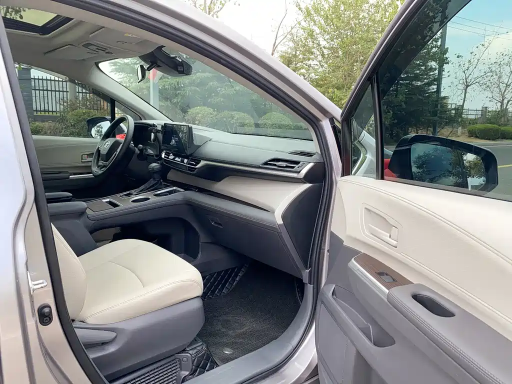 Toyota Sienna — фото 26