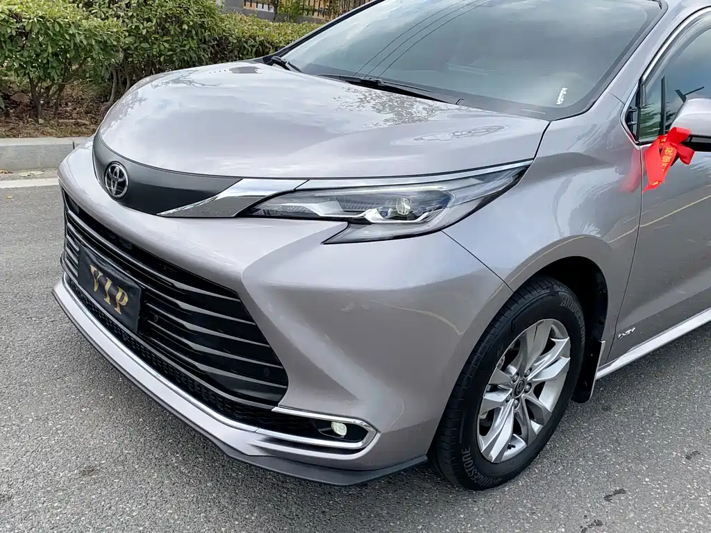 Toyota Sienna — фото 4