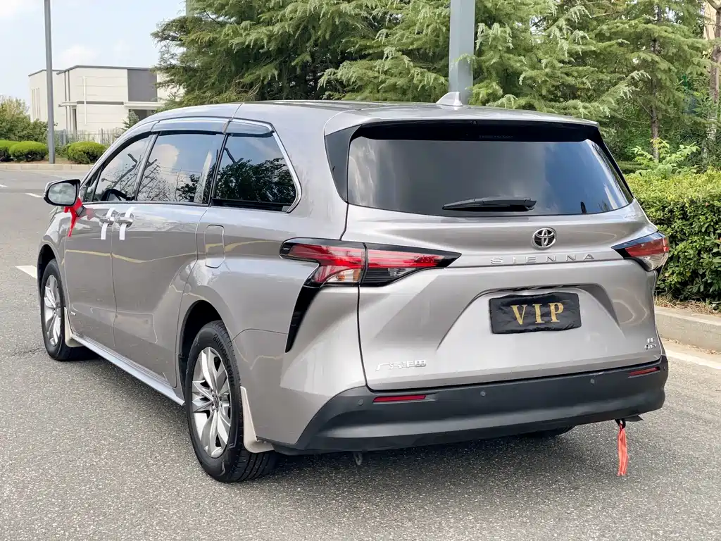 Toyota Sienna — фото 8