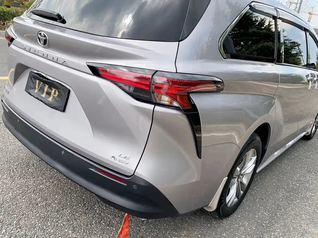 Toyota Sienna — фото 9