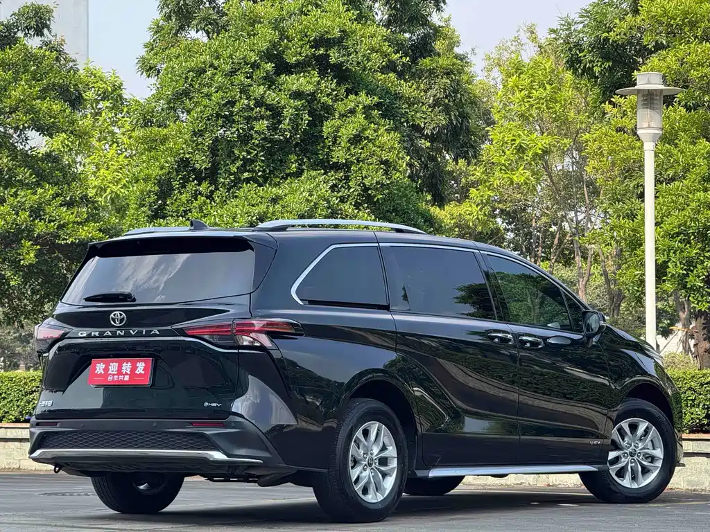 Toyota Granvia — фото 4