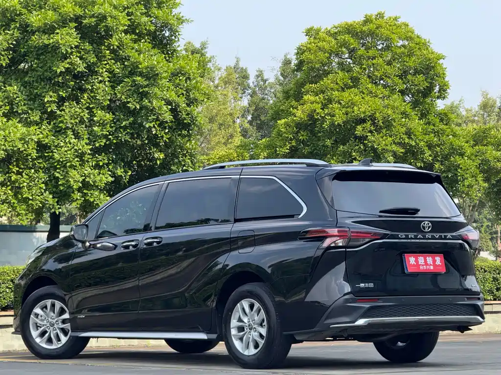 Toyota Granvia — фото 6