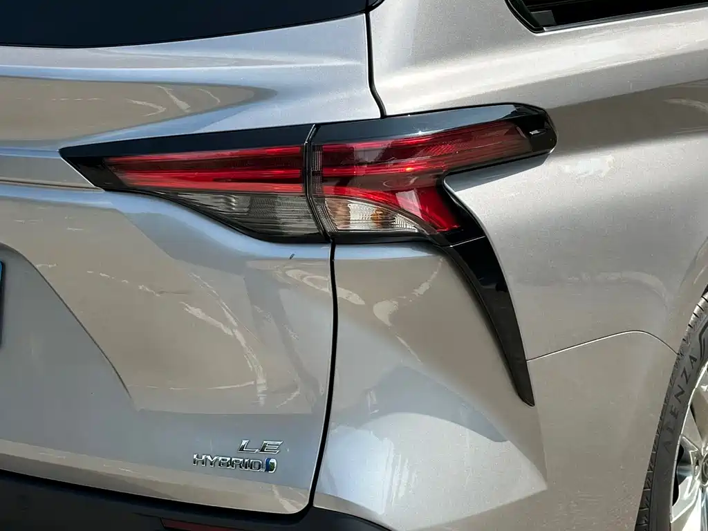 Toyota Sienna — фото 17