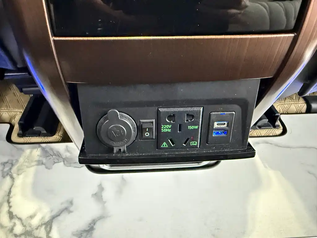 Toyota Sienna — фото 19