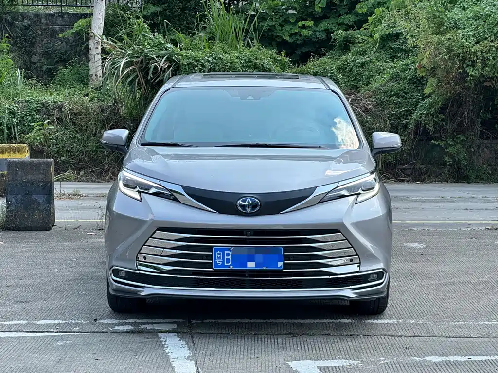 Toyota Sienna — фото 3