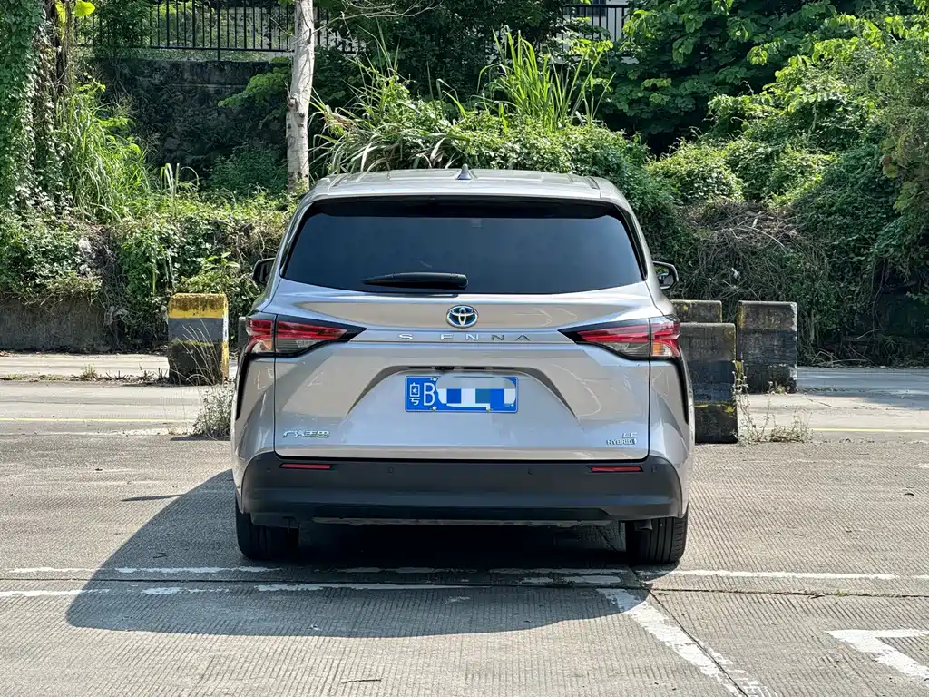 Toyota Sienna — фото 4