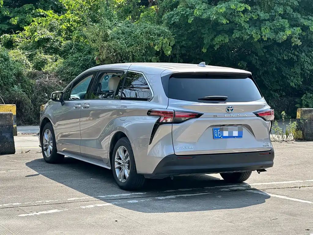 Toyota Sienna — фото 5