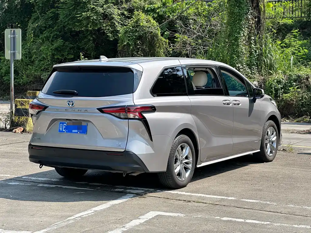 Toyota Sienna — фото 6