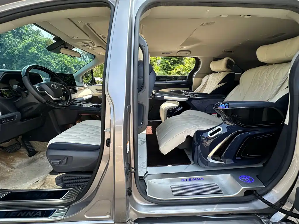 Toyota Sienna — фото 10