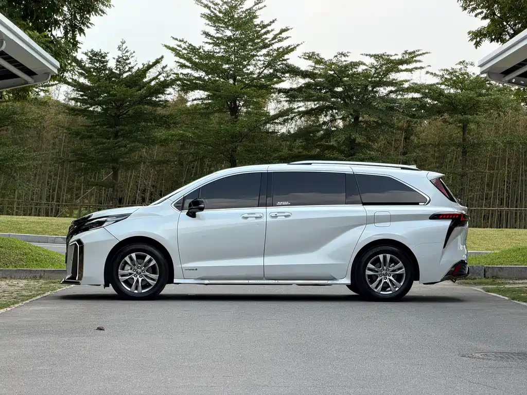 Toyota Sienna — фото 3