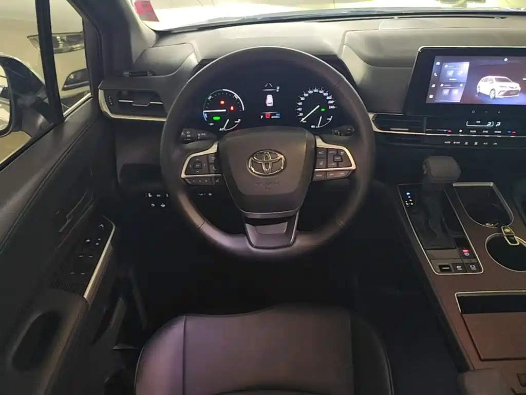 Toyota Granvia — фото 11