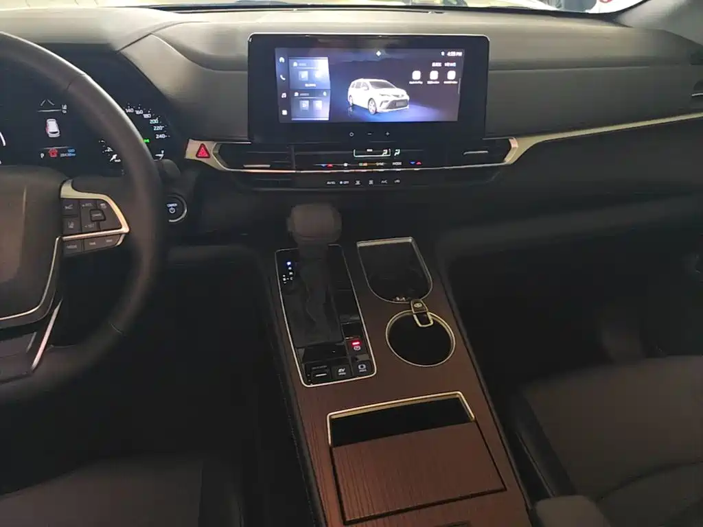 Toyota Granvia — фото 13