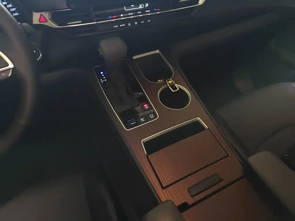 Toyota Granvia — фото 14
