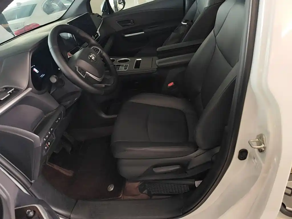 Toyota Granvia — фото 15