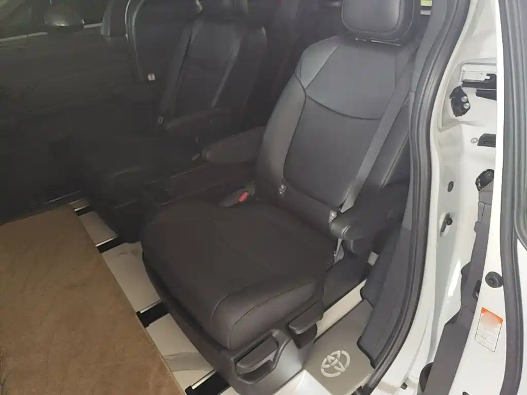 Toyota Granvia — фото 17