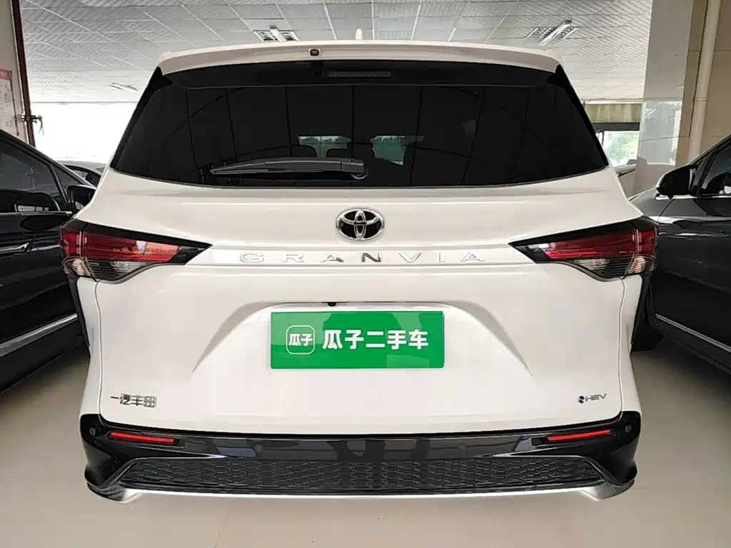 Toyota Granvia — фото 6