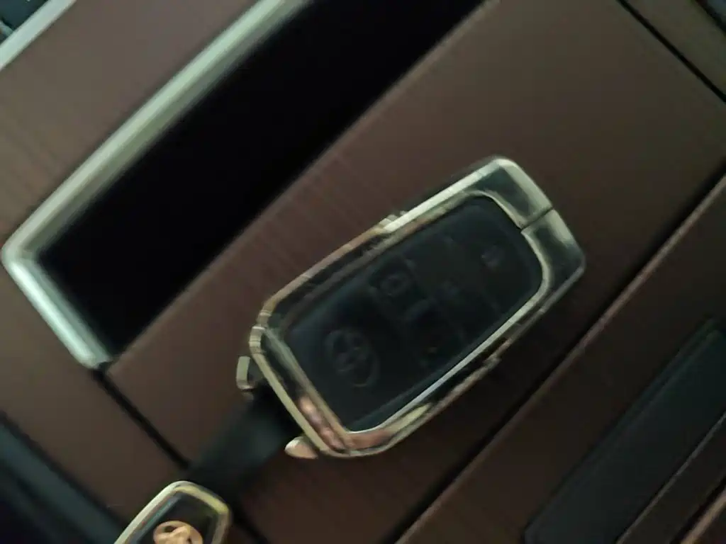 Toyota Granvia — фото 9