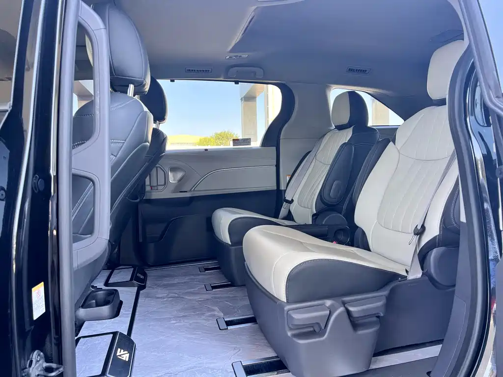 Toyota Sienna — фото 9