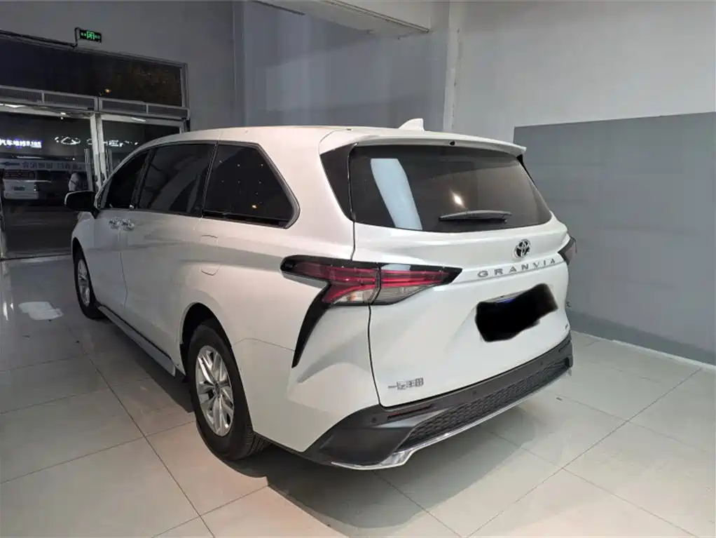 Toyota Granvia — фото 11