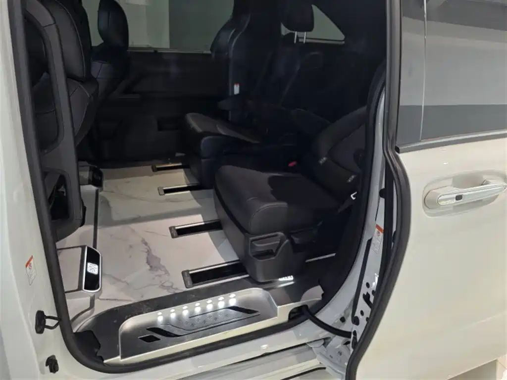 Toyota Granvia — фото 4