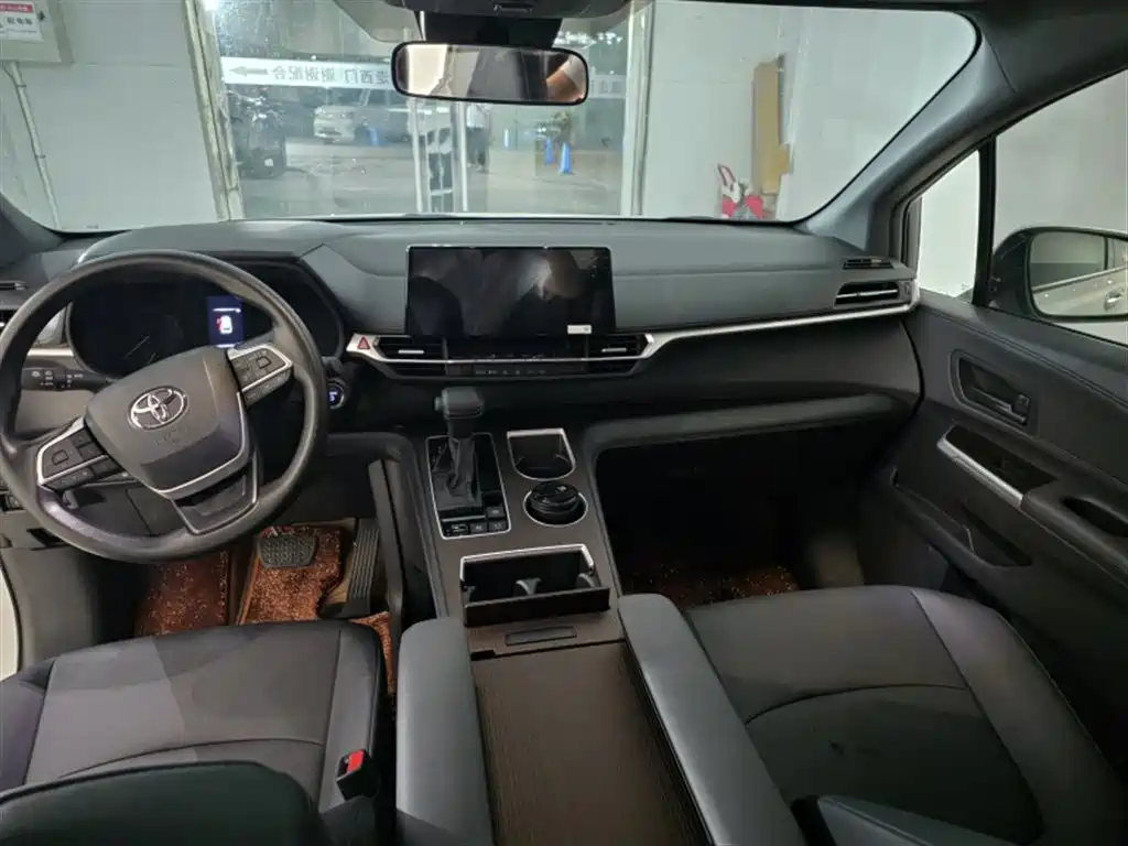 Toyota Granvia — фото 7