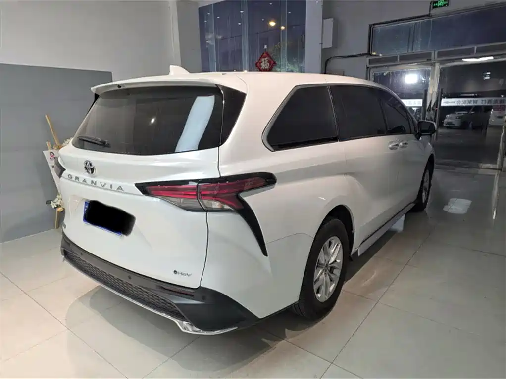 Toyota Granvia — фото 9
