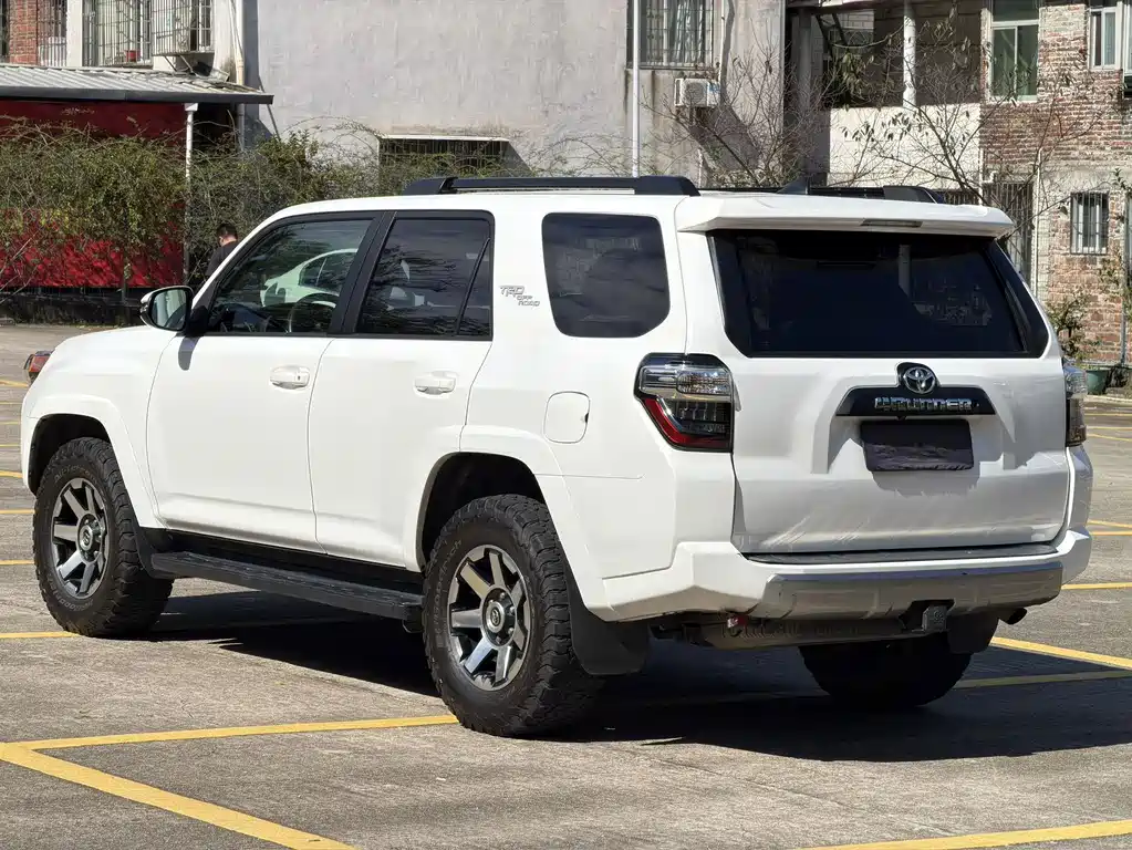 Toyota 4Runner — фото 8