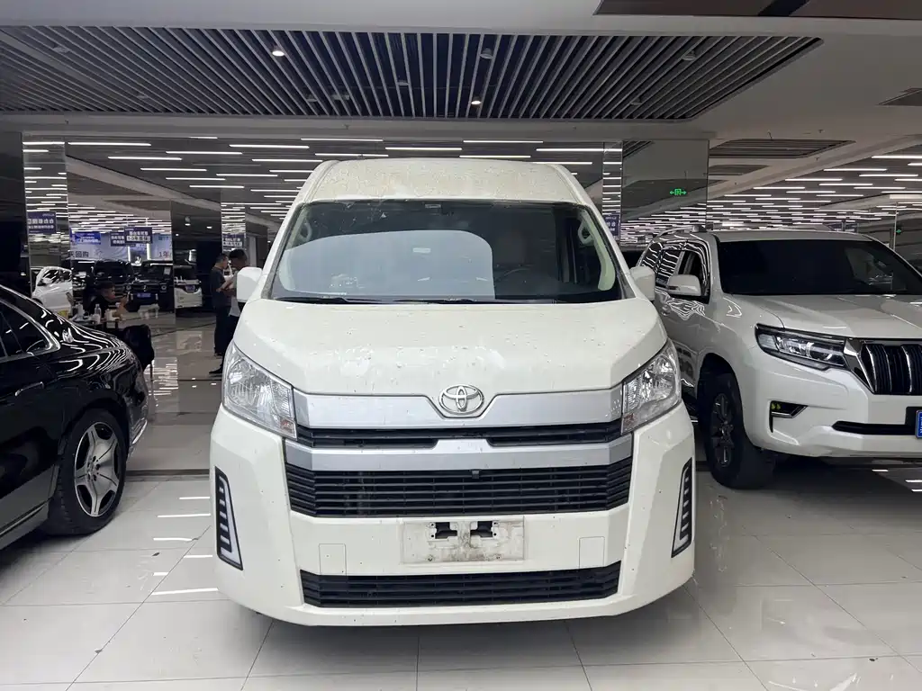 Toyota Hiace — фото 2
