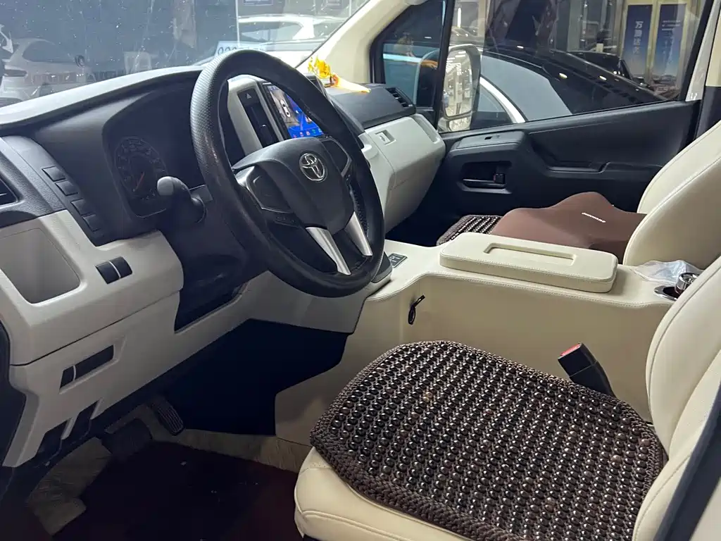 Toyota Hiace — фото 11