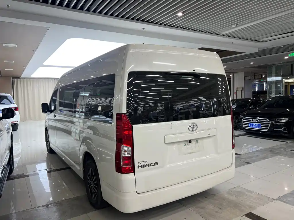 Toyota Hiace — фото 13