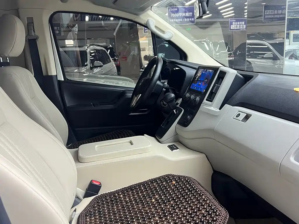 Toyota Hiace — фото 7