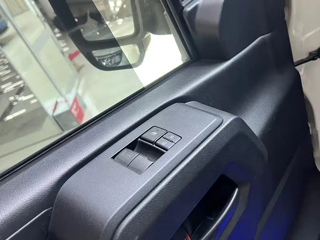 Toyota Hiace — фото 10