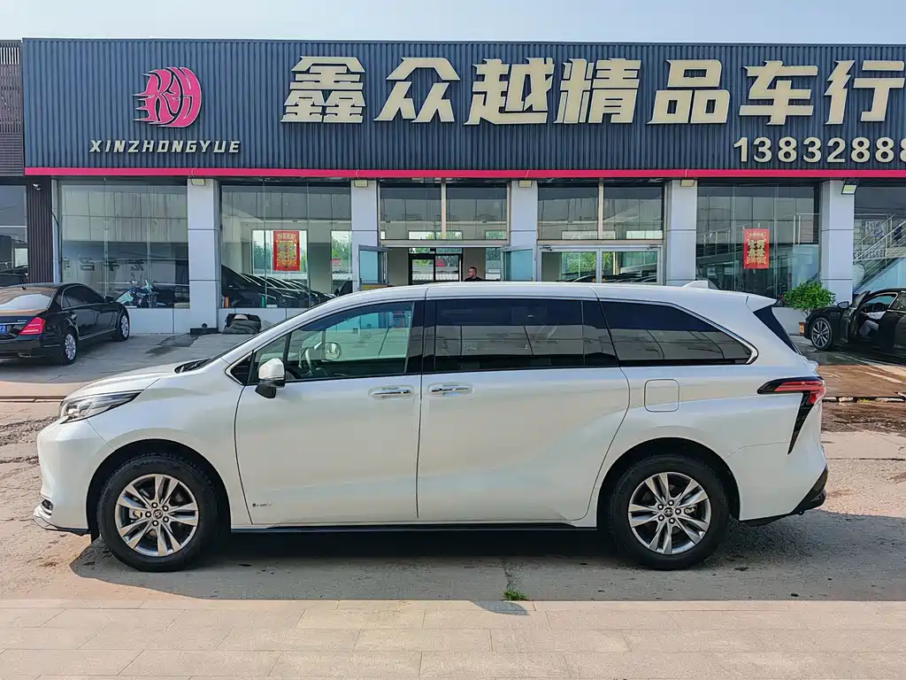 Toyota Sienna — фото 3