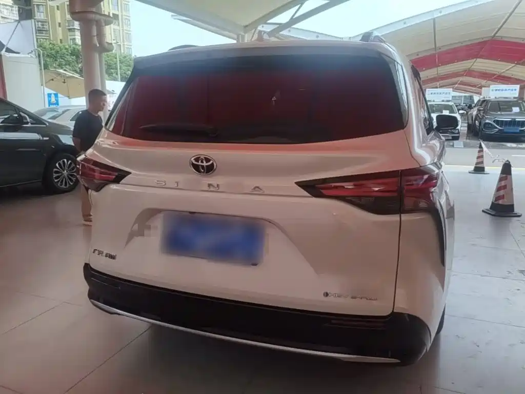 Toyota Sienna — фото 4