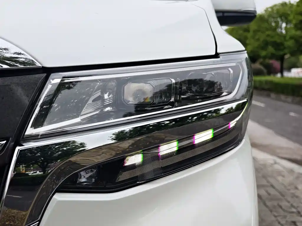 Toyota Alphard — фото 4
