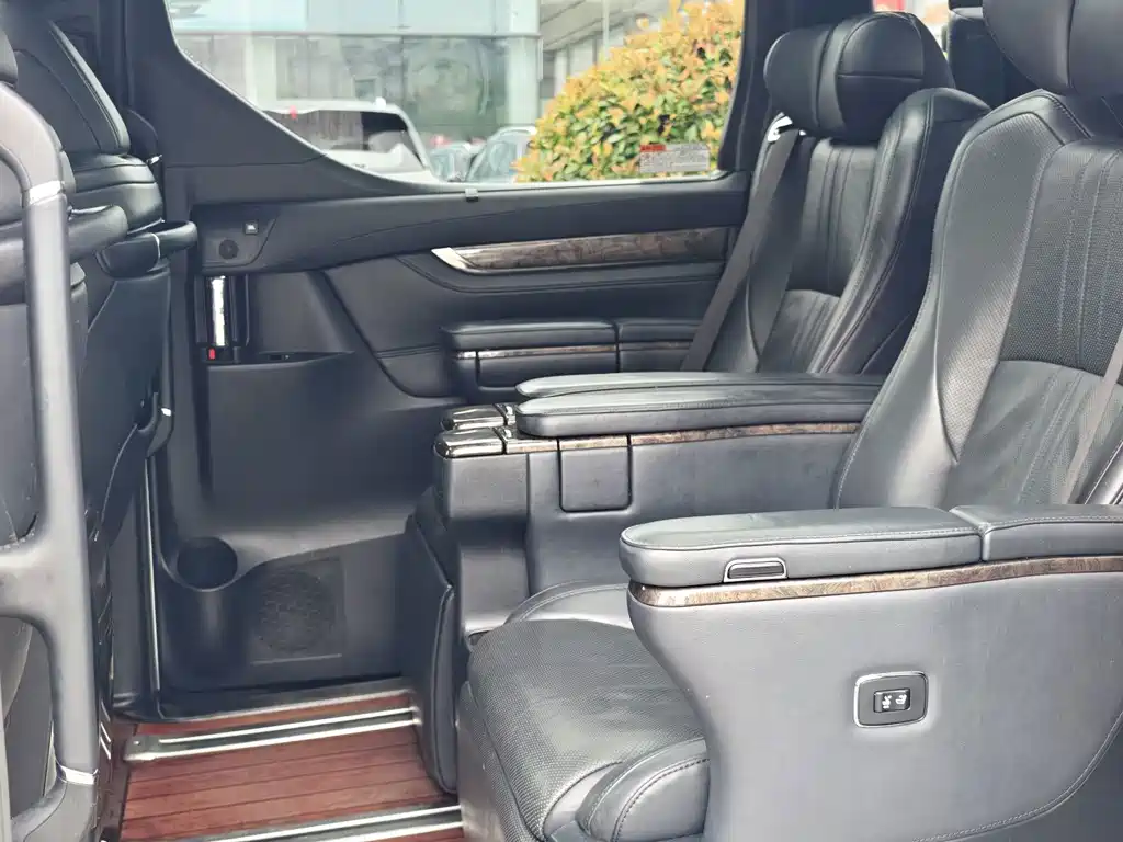 Toyota Alphard — фото 5