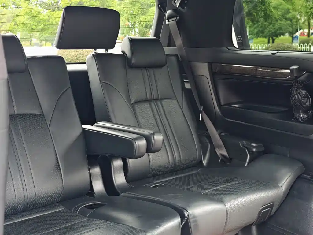 Toyota Alphard — фото 10