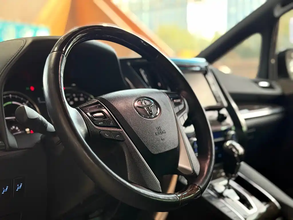 Toyota Vellfire — фото 6