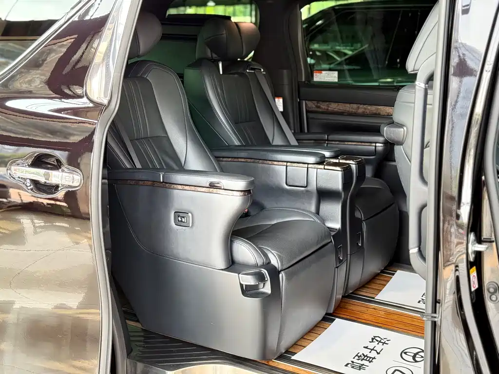 Toyota Vellfire — фото 10
