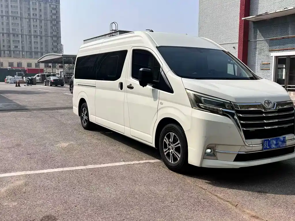 Toyota Hiace — фото 2