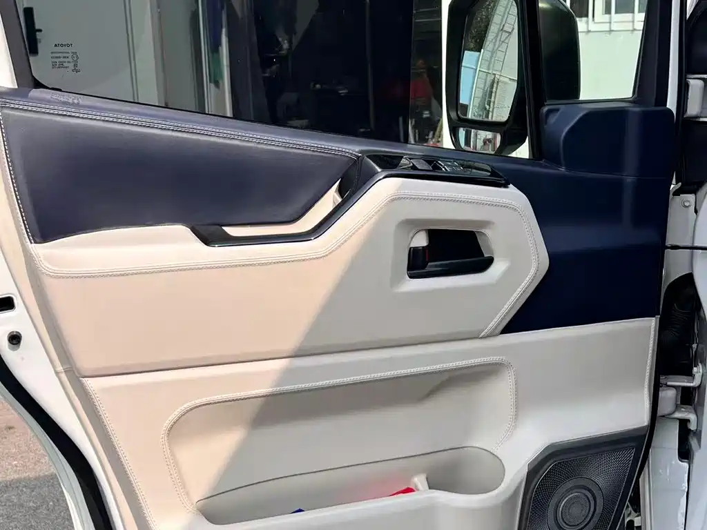 Toyota Hiace — фото 15