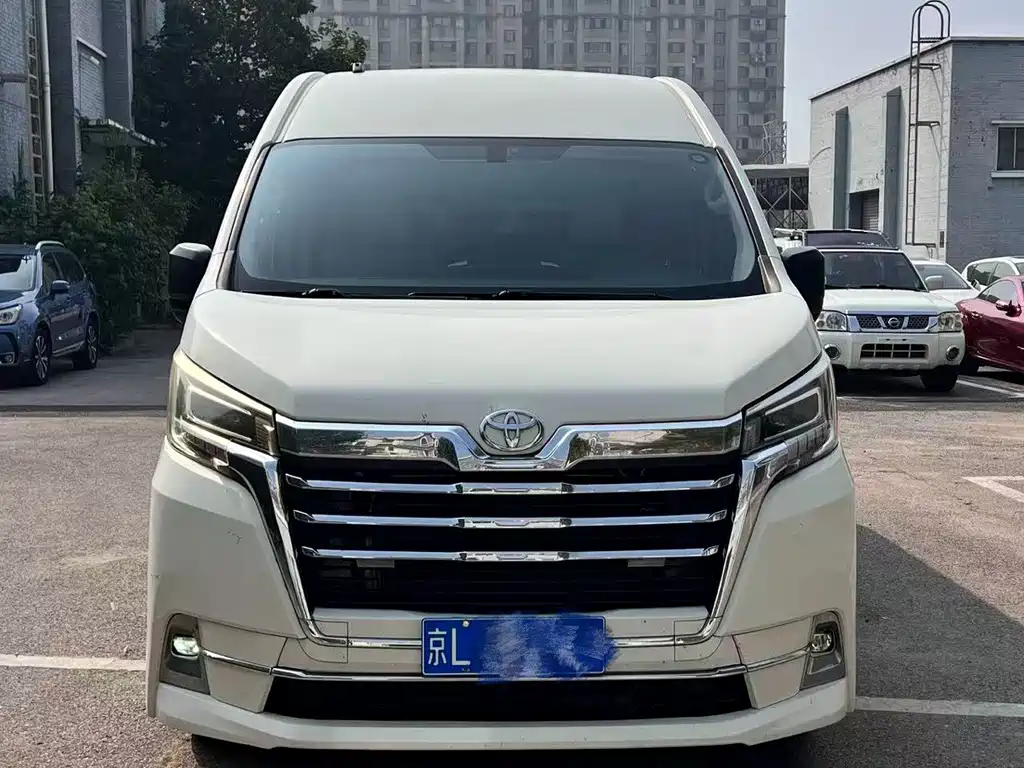 Toyota Hiace — фото 3