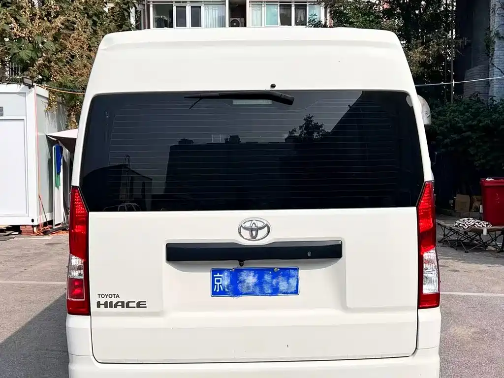 Toyota Hiace — фото 4