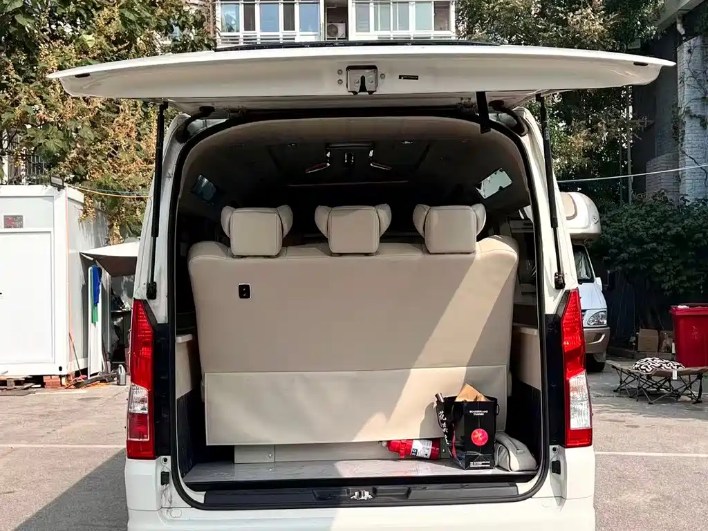 Toyota Hiace — фото 5