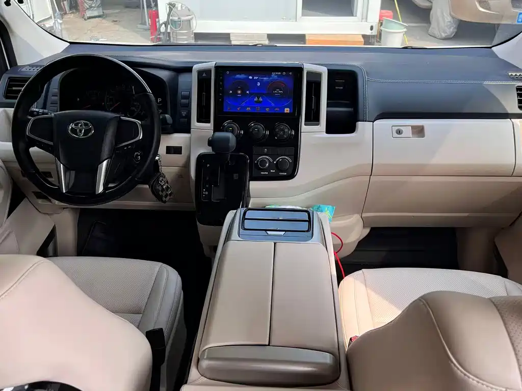 Toyota Hiace — фото 10