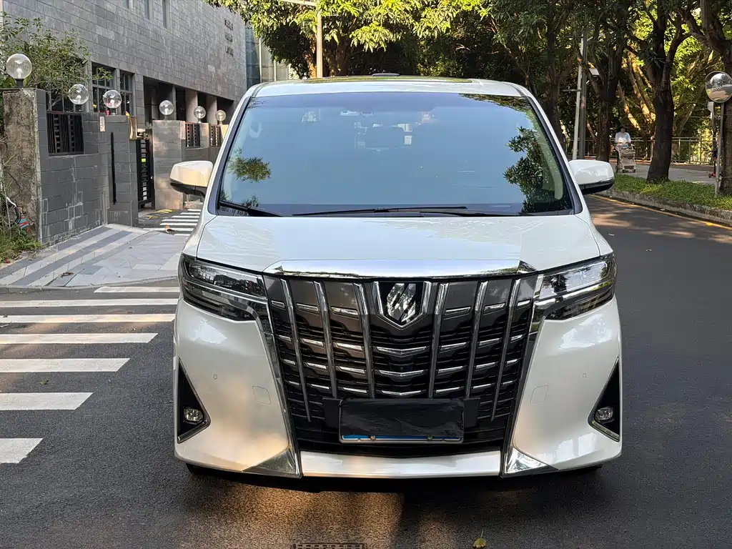 Toyota Alphard — фото 2