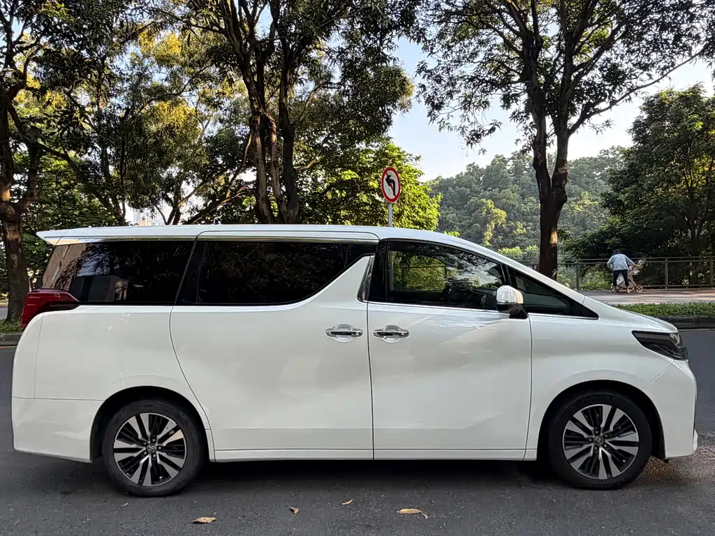 Toyota Alphard — фото 4