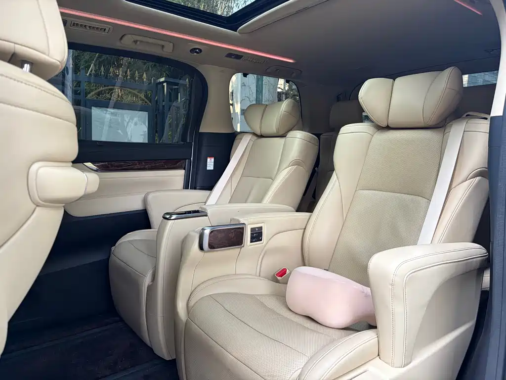 Toyota Alphard — фото 8