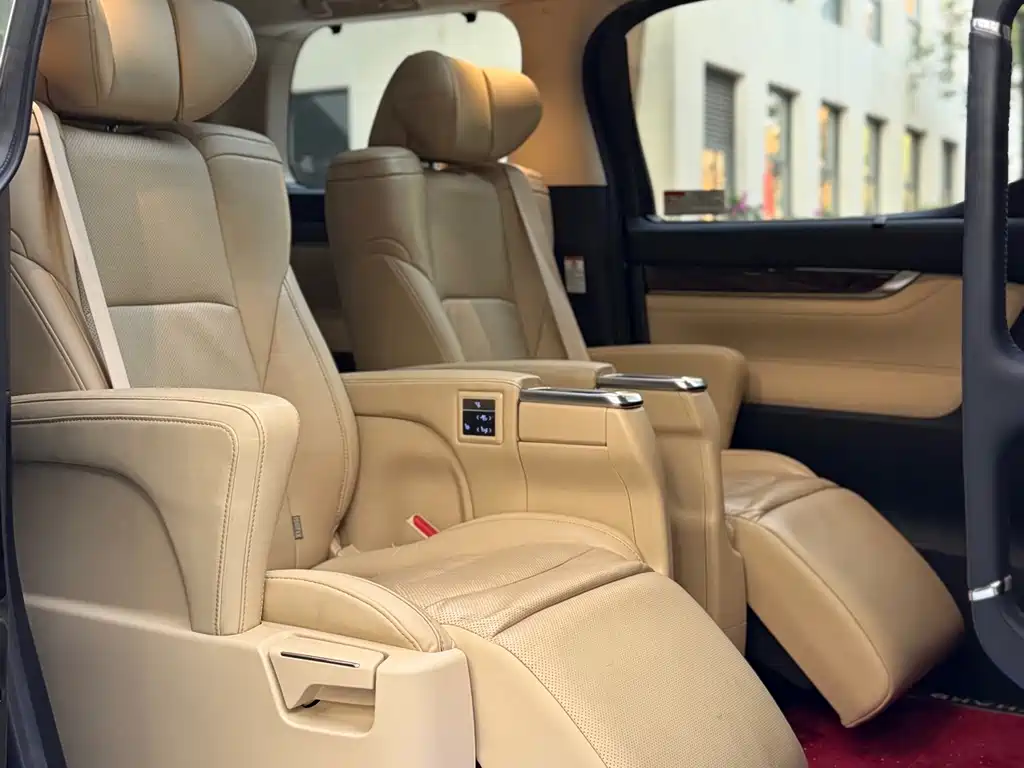 Toyota Alphard — фото 13